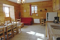 Chalet Milliat - woonkamer met keuken en eettafel